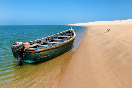 Bild-Nr: 11575718 Fischerboot an einem einsamen Strand mit Sanddünen. Erstellt von: sarosa