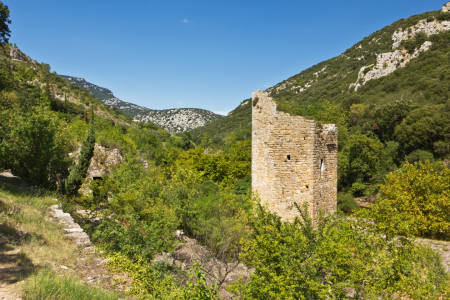 Bild-Nr: 11587188 Pilgerweg mit Ruine bei Saint Guilhem le Désert 2  Erstellt von: Anja Schäfer