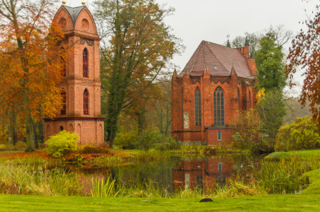 Bild-Nr: 11684006 Teepavillon und Katholische Kirche Erstellt von: photographies-and-more