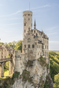 Bild-Nr: 11712246 Schloss Lichtenstein mit Zugbrücke auf massivem Felsen gebaut im Hochformat Erstellt von: StGrafix