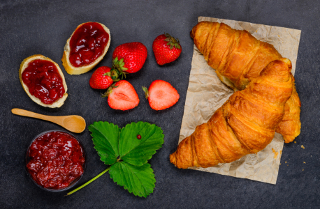 Bild-Nr: 11769826 Croissant mit Erbeermarmelade Erstellt von: xfotostudio