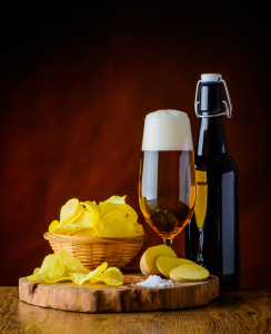 Bild-Nr: 11772666 Bier und Kartoffelchips Erstellt von: xfotostudio