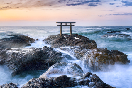 Bild-Nr: 11810476 Japanisches Torii am Meer mit Sonnenlicht Erstellt von: eyetronic