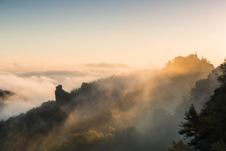 Bild-Nr: 11810678 Hunskirche im Morgennebel bei Sonnenaufgang Erstellt von: Uwe Naumann