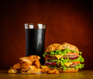 Bild-Nr: 11820625 Cola mit Burger und Pomes Erstellt von: xfotostudio