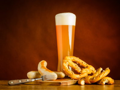 Bild-Nr: 11826091 Glass Weissbier mit Weisswurst und Brezel Erstellt von: xfotostudio