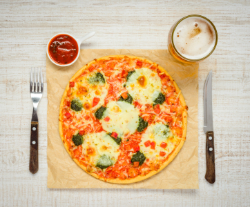 Bild-Nr: 11826167 Pizza mit Soße und Glass Bier Erstellt von: xfotostudio