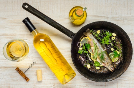 Bild-Nr: 11829741 Weißwein mit Fisch in der Pfanne Erstellt von: xfotostudio