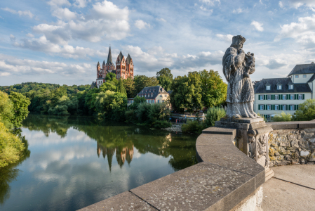 Bild-Nr: 11829861 Nepomukstatue vor Limburger Dom 04 Erstellt von: Erhard Hess