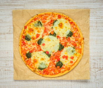 Bild-Nr: 11830335 Käsepizza mit Gemüse Erstellt von: xfotostudio