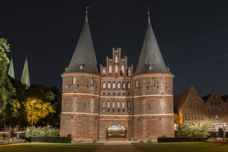 Bild-Nr: 11846697 Holstentor in Luebeck at night Erstellt von: StGrafix