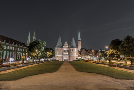 Bild-Nr: 11846699 Holstentor in Lübeck bei Nacht Erstellt von: StGrafix
