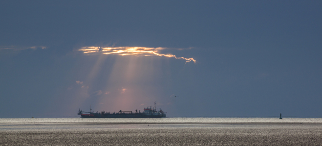 Bild-Nr: 11857351 Schiff vor einer Wolkenlücke Erstellt von: Günter Borgmann