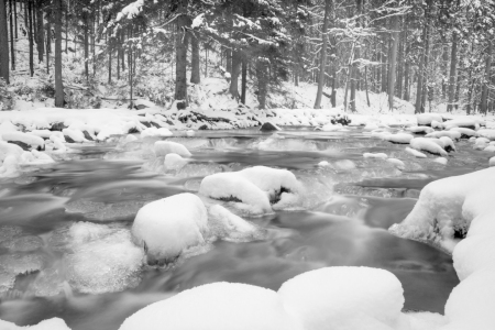 Bild-Nr: 11866858 winterlicher Fluss mit Steinen und Schnee Erstellt von: Harry-Hennington