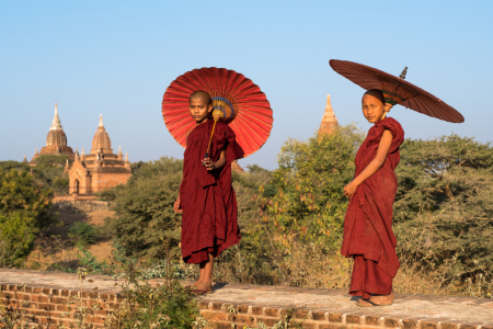 Bild-Nr: 11882065 Buddhistische Mönche mit Sonnenschirm, Myanmar Erstellt von: eyetronic