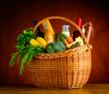 Bild-Nr: 11904274 Korb mit frischem Essen Erstellt von: xfotostudio