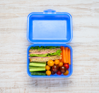 Bild-Nr: 11905413 Lunchbox mit Brötchen und Gemüse Erstellt von: xfotostudio