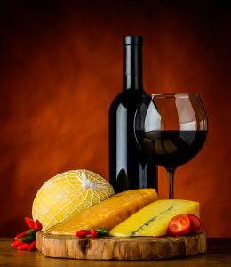 Bild-Nr: 11905418 Rotwein mit verschiedenen Käsesorten Erstellt von: xfotostudio