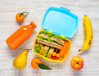 Bild-Nr: 11907155 Lunchbox mit Brötchen und Früchte Erstellt von: xfotostudio