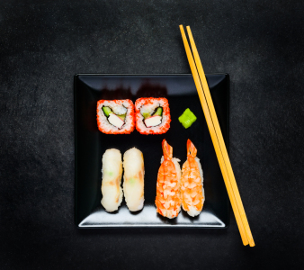 Bild-Nr: 11907159 Sushi auf schwarzem Teller Erstellt von: xfotostudio