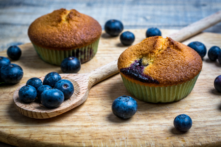 Bild-Nr: 11908922 Blaubeermuffins auf Holzbrett mit Löffel Erstellt von: Asvolas