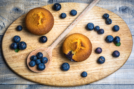 Bild-Nr: 11908923 Blaubeermuffins auf Holzbrett mit Löffel von oben Erstellt von: Asvolas