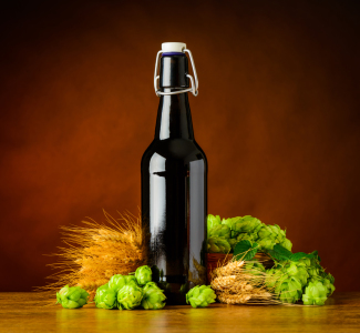 Bild-Nr: 11911639 Bierflasche mit Weizen und Hopfen Erstellt von: xfotostudio