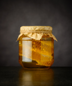 Bild-Nr: 11913101 Glas Honig mit Honigwaben Erstellt von: xfotostudio