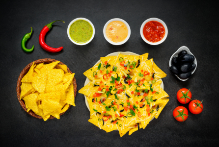 Bild-Nr: 11913113 Tortilla Nachos Chips mit Dip Erstellt von: xfotostudio