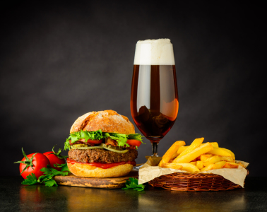 Bild-Nr: 11913649 Hamburger mit Pommes und Bier Erstellt von: xfotostudio