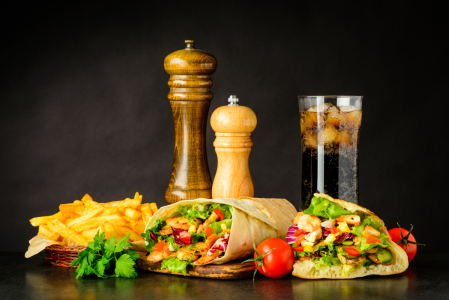 Bild-Nr: 11913652 Shawarma und Kebab mit Pommes und Cola Erstellt von: xfotostudio