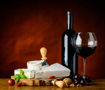 Bild-Nr: 11913735 Rotwein mit Camembert Käse Erstellt von: xfotostudio