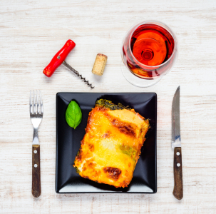 Bild-Nr: 11919155 Italienische Lasagna mit Rose Wein Erstellt von: xfotostudio