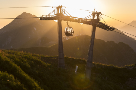 Bild-Nr: 11928377 Seilbahn in den Bergen im Abendrot Erstellt von: Ginkgo