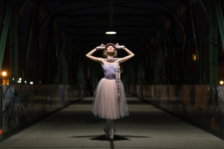 Bild-Nr: 11956877 Portrait einer Ballerina auf nächtlicher Straße Erstellt von: Ginkgo