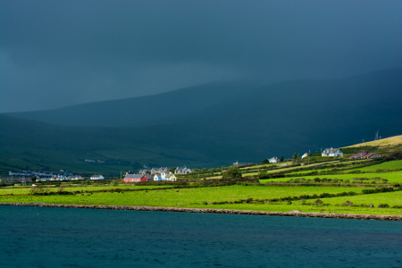 Bild-Nr: 11989559 Malerische Küstensiedlung vor Gewitter in Irland Erstellt von: grafxart