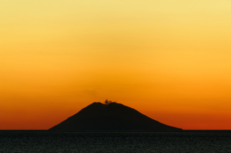 Bild-Nr: 11999809 Vulkaninsel Stromboli beim Sonnenuntergang Erstellt von: Dennis Gross