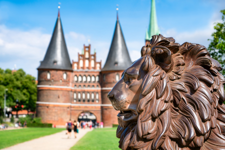 Bild-Nr: 12046810 Holstentor und Löwenstatue in Lübeck Erstellt von: eyetronic