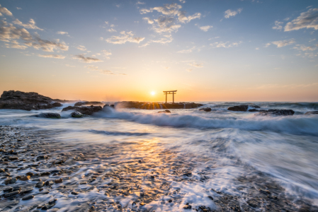 Bild-Nr: 12084773 Japanisches Torii bei Sonnenaufgang am Meer  Erstellt von: eyetronic