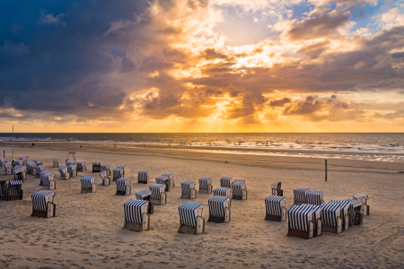 Bild-Nr: 12134644 Sonnenuntergang auf Norderney mit Strandkörben Erstellt von: Bart-Achilles