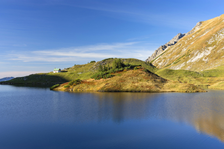 Bild-Nr: 12171559 Idyllischer Bergsee mit Hütte im Abendlicht Erstellt von: Andreas Föll