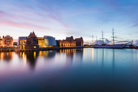 Bild-Nr: 12172530 Stralsund mit Ozeaneum und Gorch Fock I am Abend Erstellt von: dieterich
