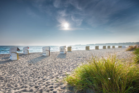 Bild-Nr: 12294140 Ostseestrand mit Strandkörben im Sonnenaufgang Erstellt von: FotoPictures