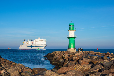 Bild-Nr: 12362219 Mole und Fähre in Warnemünde Erstellt von: Rico Ködder