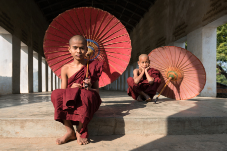 Bild-Nr: 12366071 Zwei junge Mönche mit Sonnenschirm Erstellt von: eyetronic