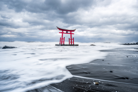 Bild-Nr: 12375302 Rotes Torii an der japanischen Küste auf Hokkaido Erstellt von: eyetronic