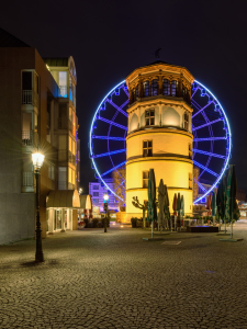 Bild-Nr: 12400853 Schlossturm in Düsseldorf und blaues Riesenrad  Erstellt von: Michael Valjak