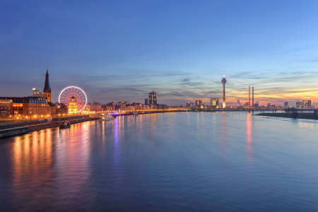 Bild-Nr: 12407642 Düsseldorf Skyline mit rotem Riesenrad Erstellt von: Michael Valjak