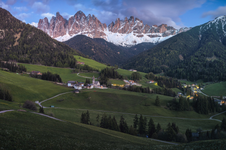 Bild-Nr: 12442425 Dolomiten Vilnößtal mit Geislergruppe Blaue Stunde Erstellt von: Jean Claude Castor