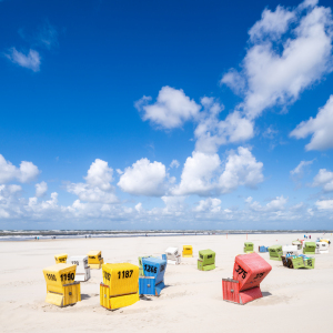 Bild-Nr: 12464441 Bunte Strandkörbe am Nordseestrand auf Langeoog Erstellt von: eyetronic